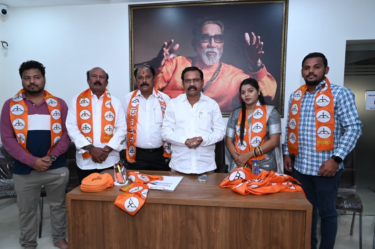 दिव्यात ठाकरे पक्षाच्या विभागप्रमुखांनी हाती घेतला शिंदेंचा धनुष्यबाण