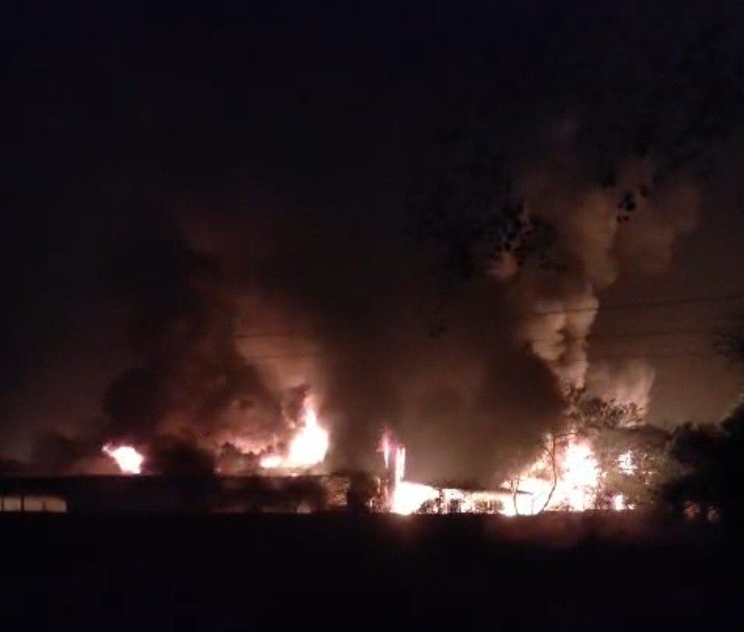 वाड्यातील साहारा फोम कंपनीला भीषण आग; कोट्यवधींचे नुकसान