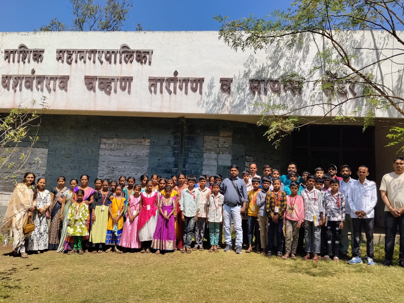 स्पार्क फाउंडेशनने दिला विद्यार्थ्यांना सहलीचा अनुभव