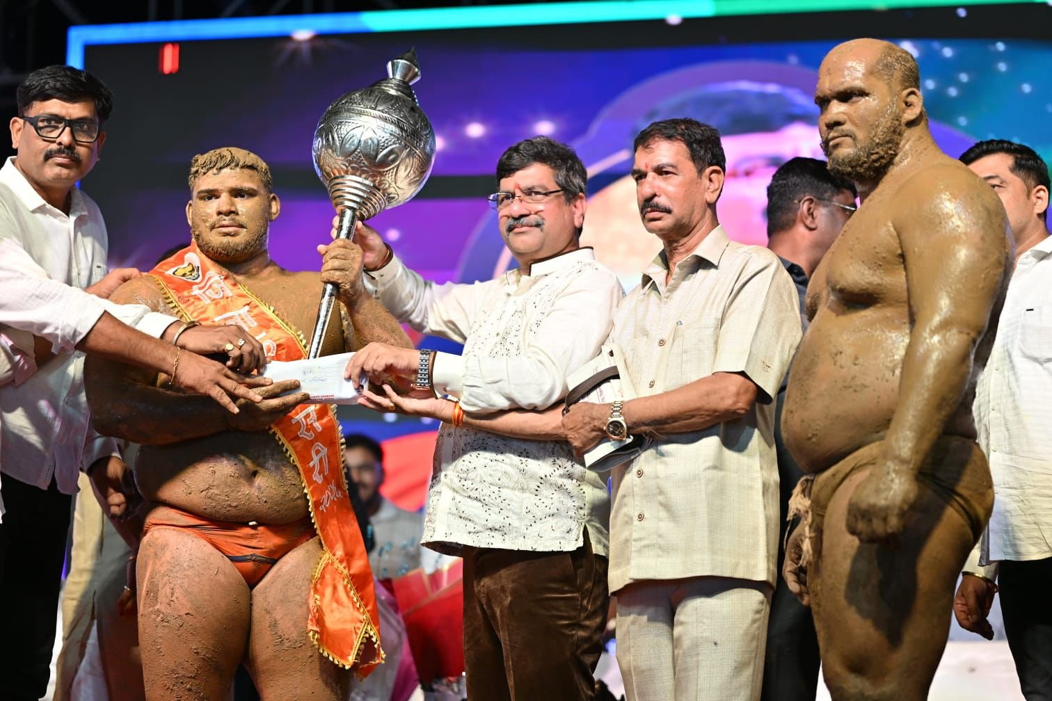 🏆 जिजाऊ नगरीत रंगला कुस्तीचा थरार! 🏆 महाराष्ट्र केसरी पृथ्वीराज मोहोळचा दमदार विजय; राज्यस्तरीय चितपट स्पर्धेत भारत मदनेला चित करत पटकावली मानाची गदा