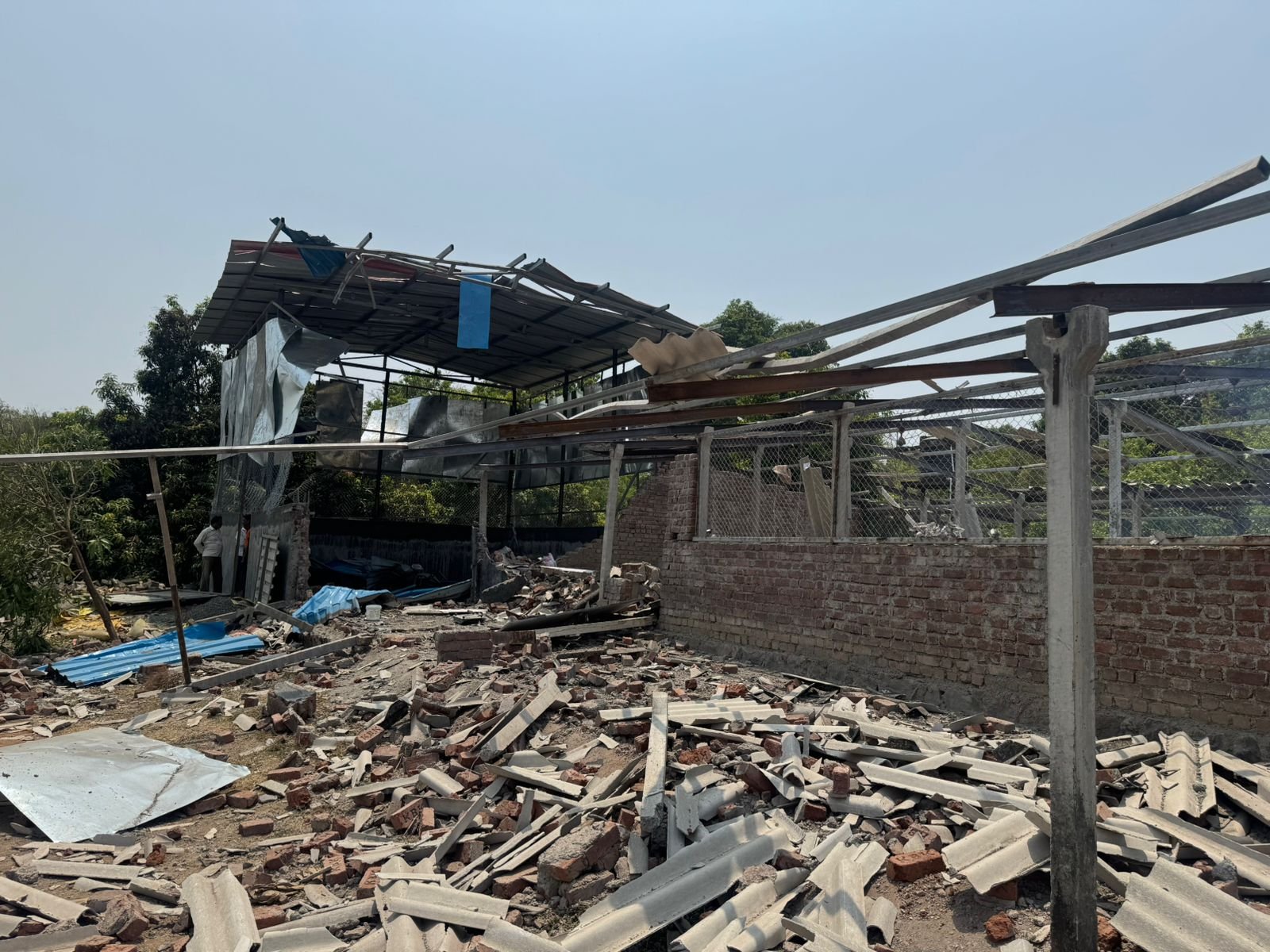 वाड्यातील अवैध फटाका कारखान्यात भीषण स्फोट; २० वर्षीय कामगाराचा मृत्यू, महिलांसह अनेक जखमी