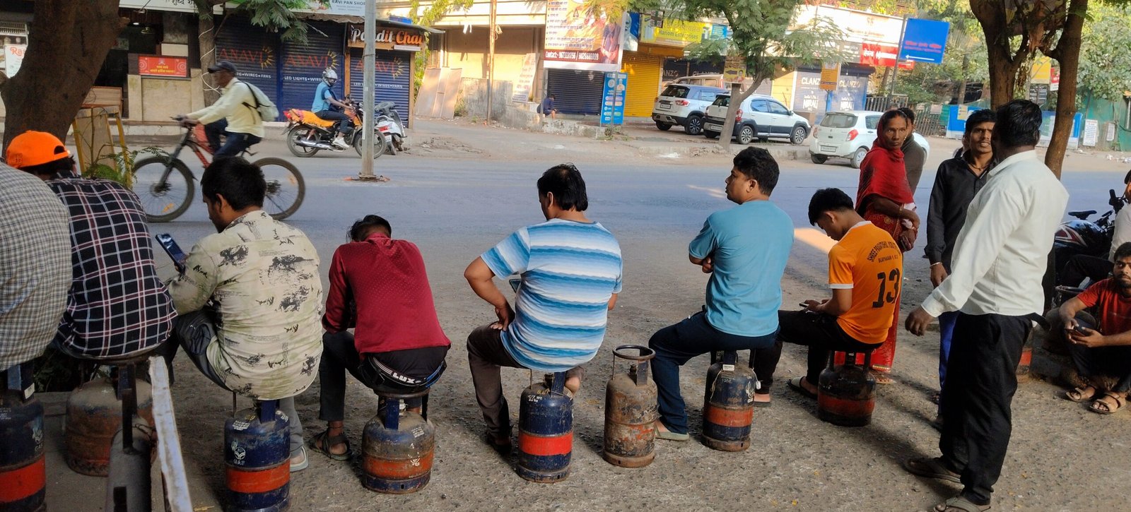 आज सिलिंडर मिळाला नाही, तर त्यांच्या घरची चूल पेटणार नाही
