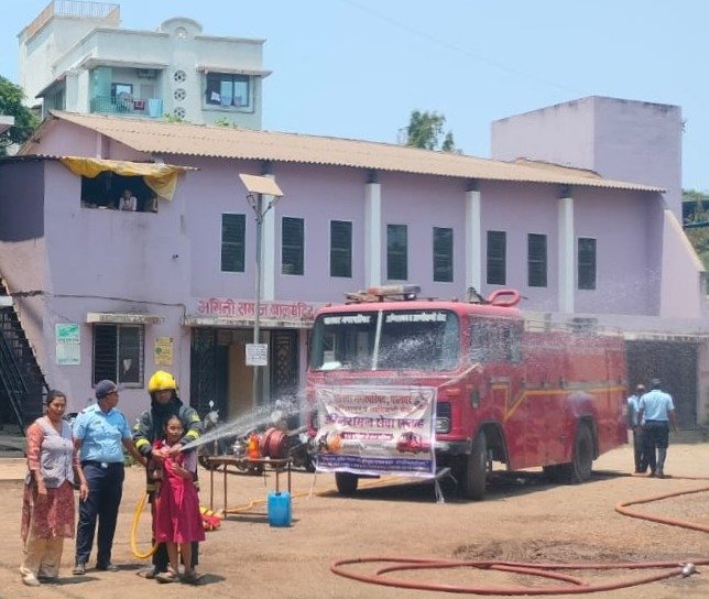 भगिनी समाज शाळेत अग्निशमन सेवा सप्ताहाची सांगता; विद्यार्थ्यांना प्रत्यक्ष प्रात्यक्षिकांद्वारे मार्गदर्शन